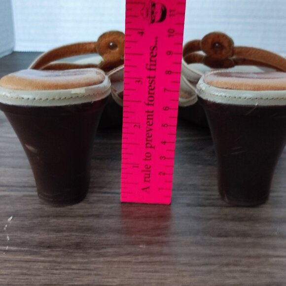 Clarks Strappy Sandals Sz 8 Beige Brown Leather Round Toe Slip On Heeled Sandal - Picture 6 of 15